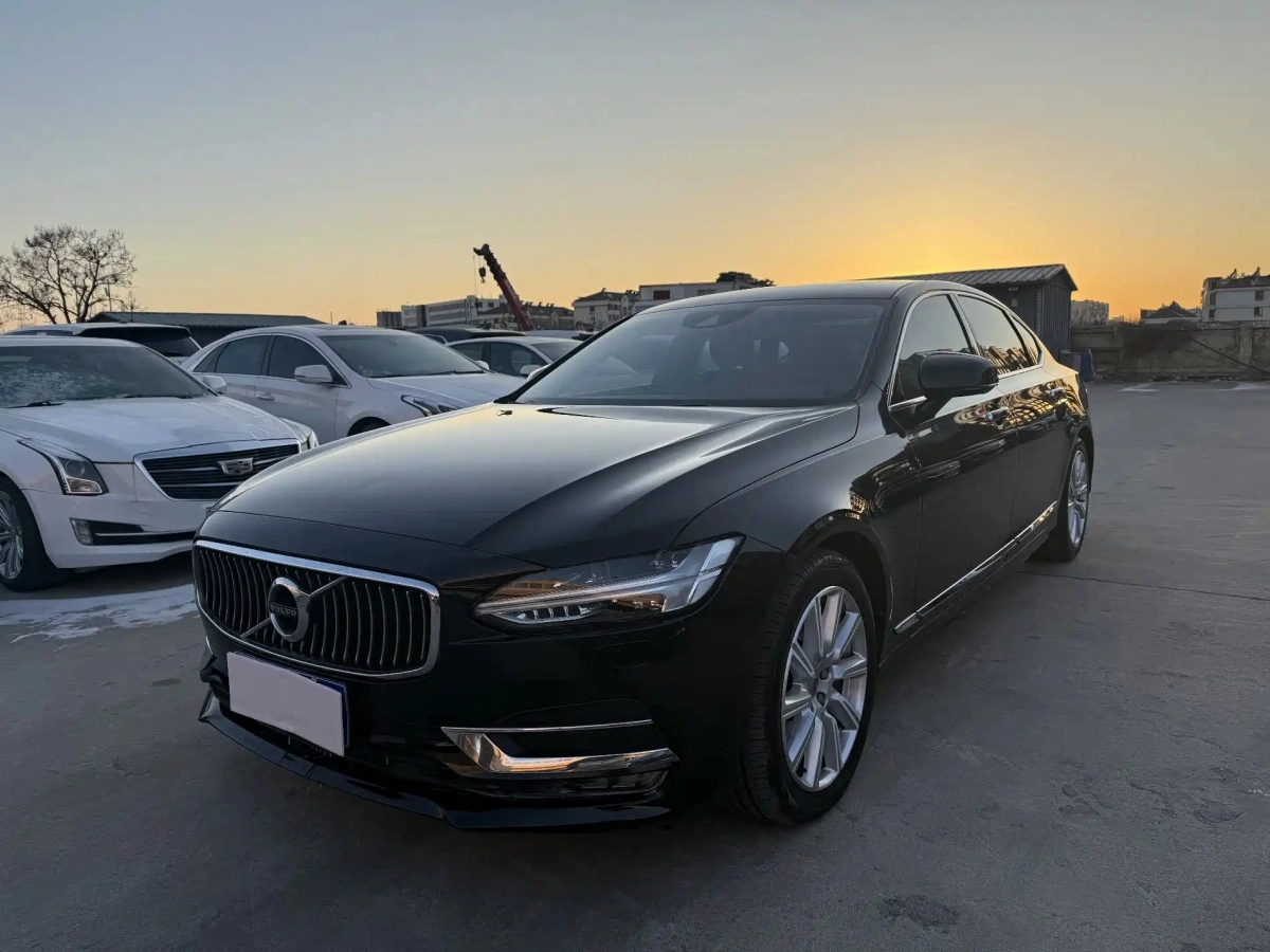 VOLVO S90