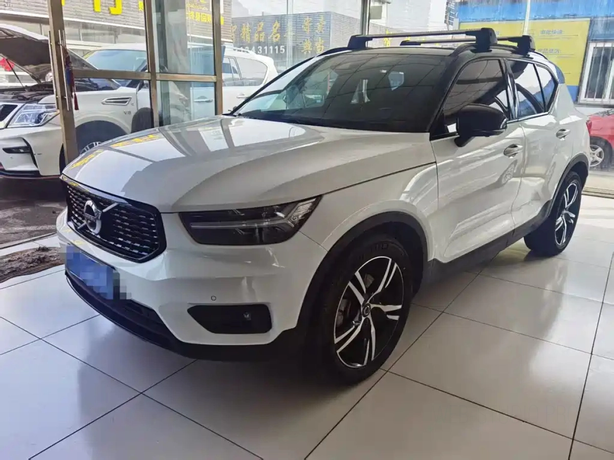 VOLVO XC40