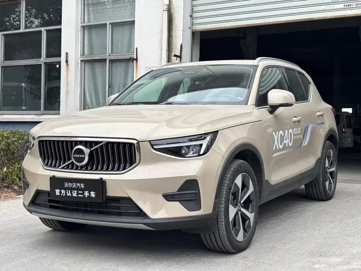 VOLVO XC40  2024