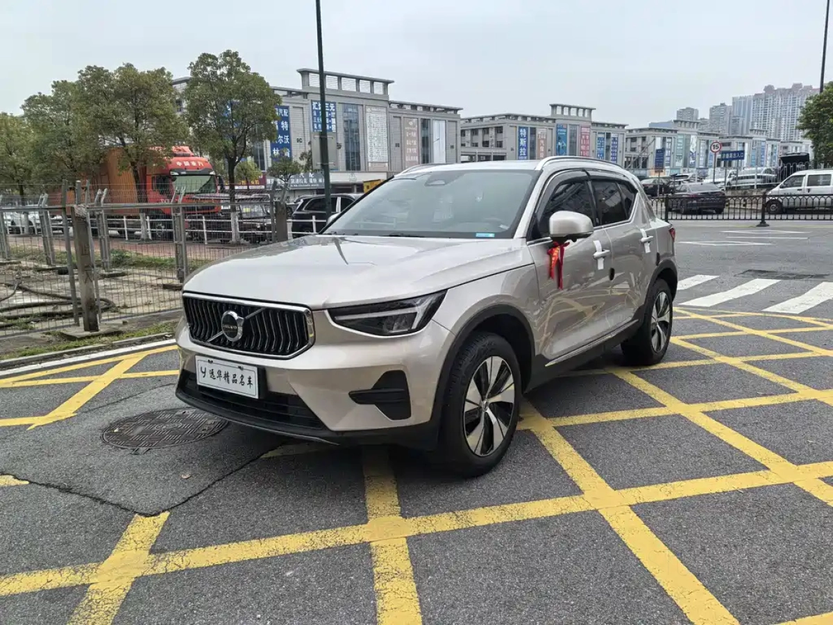 VOLVO XC40