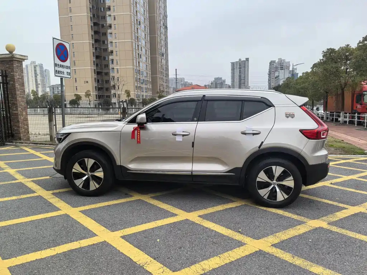VOLVO XC40