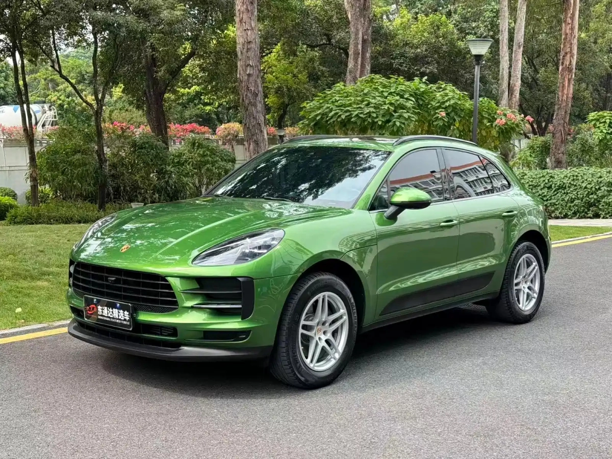 PORSCHE MACAN