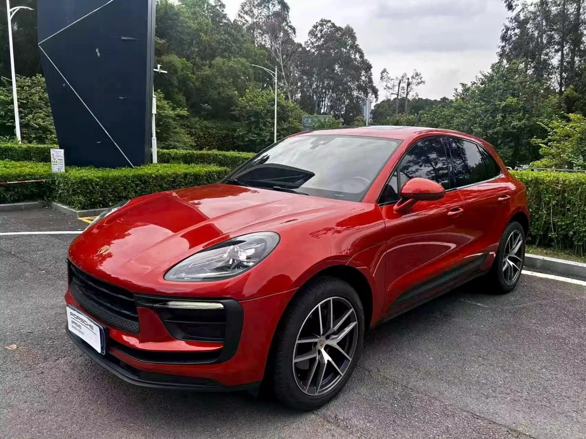 PORSCHE MACAN