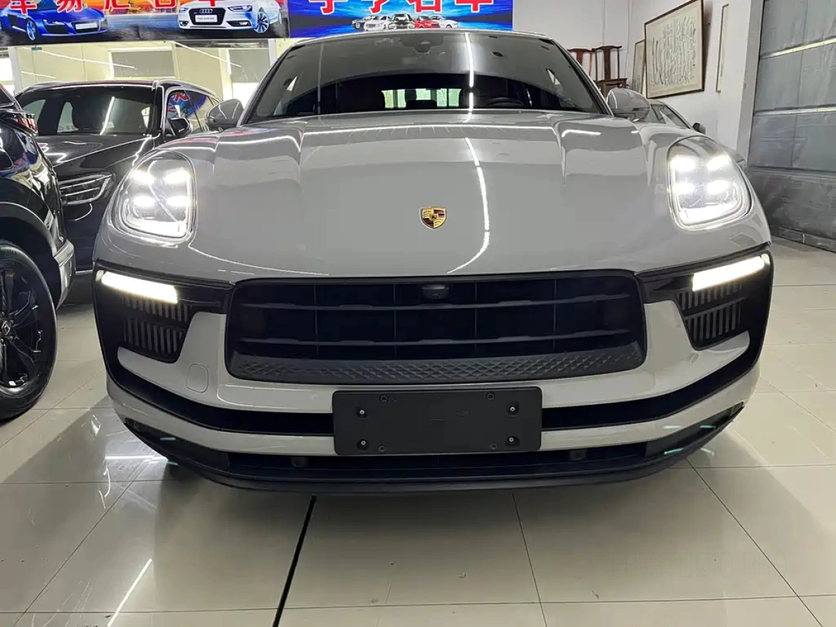 PORSCHE MACAN