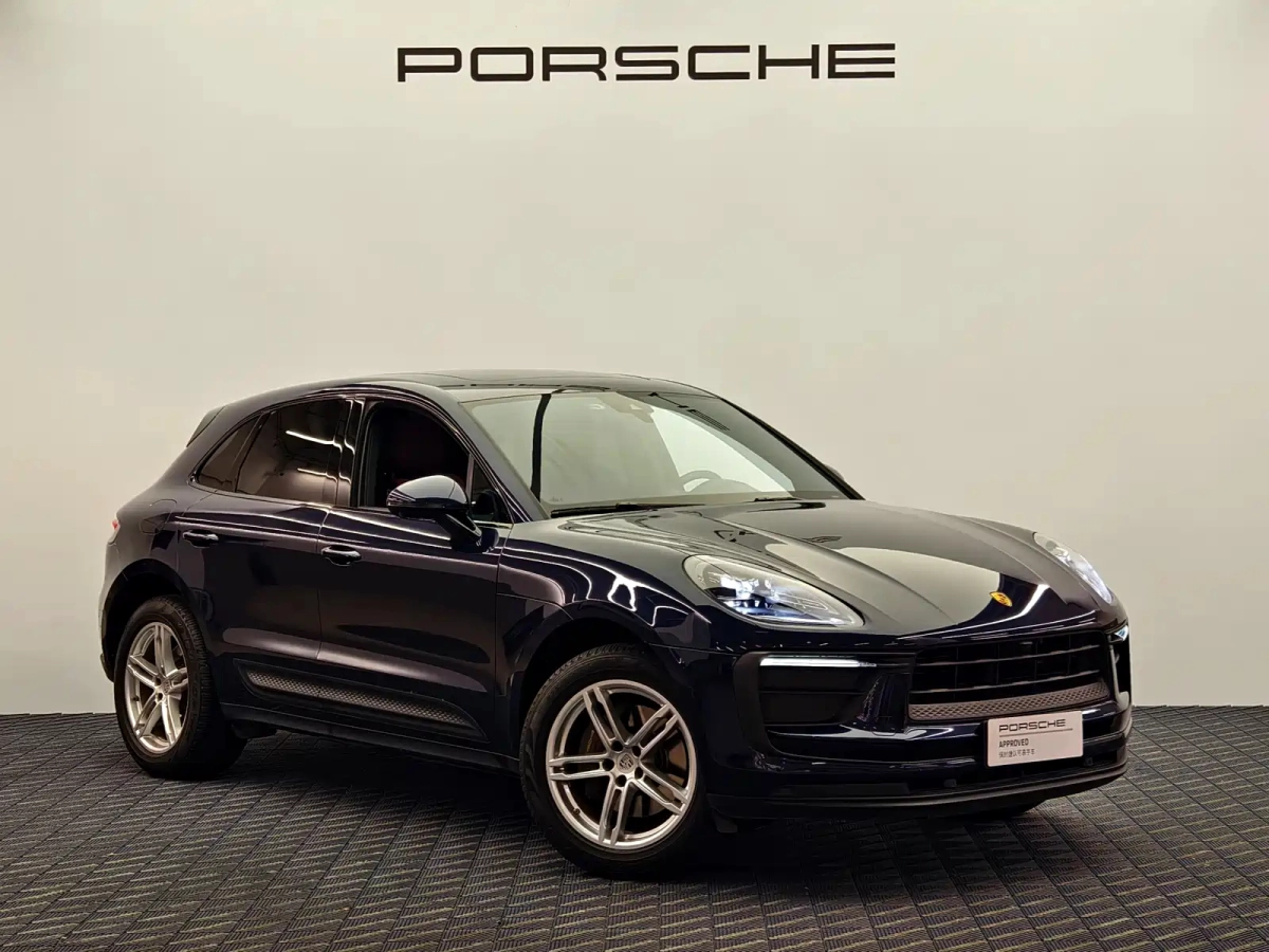 PORSCHE MACAN