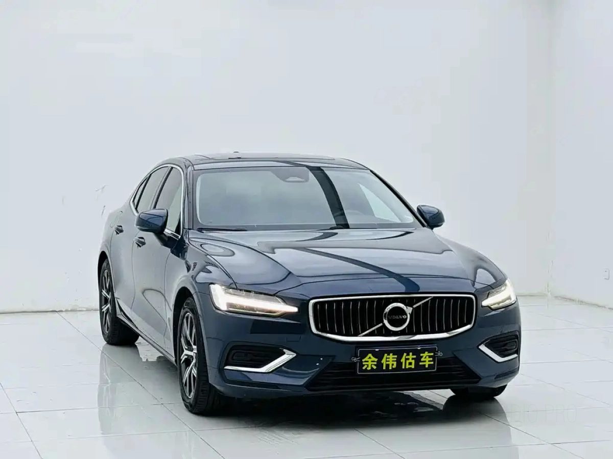 VOLVO S60  2023