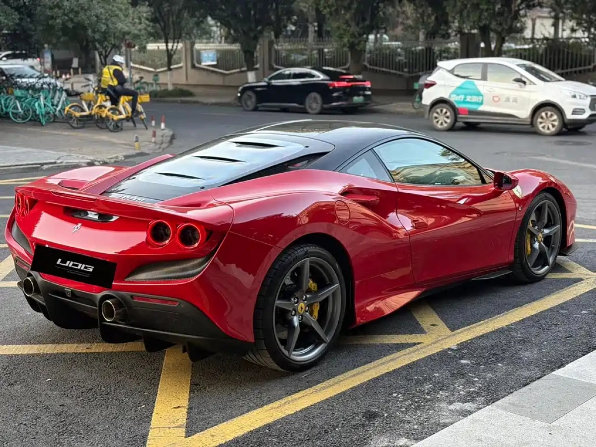 FERRARI F8