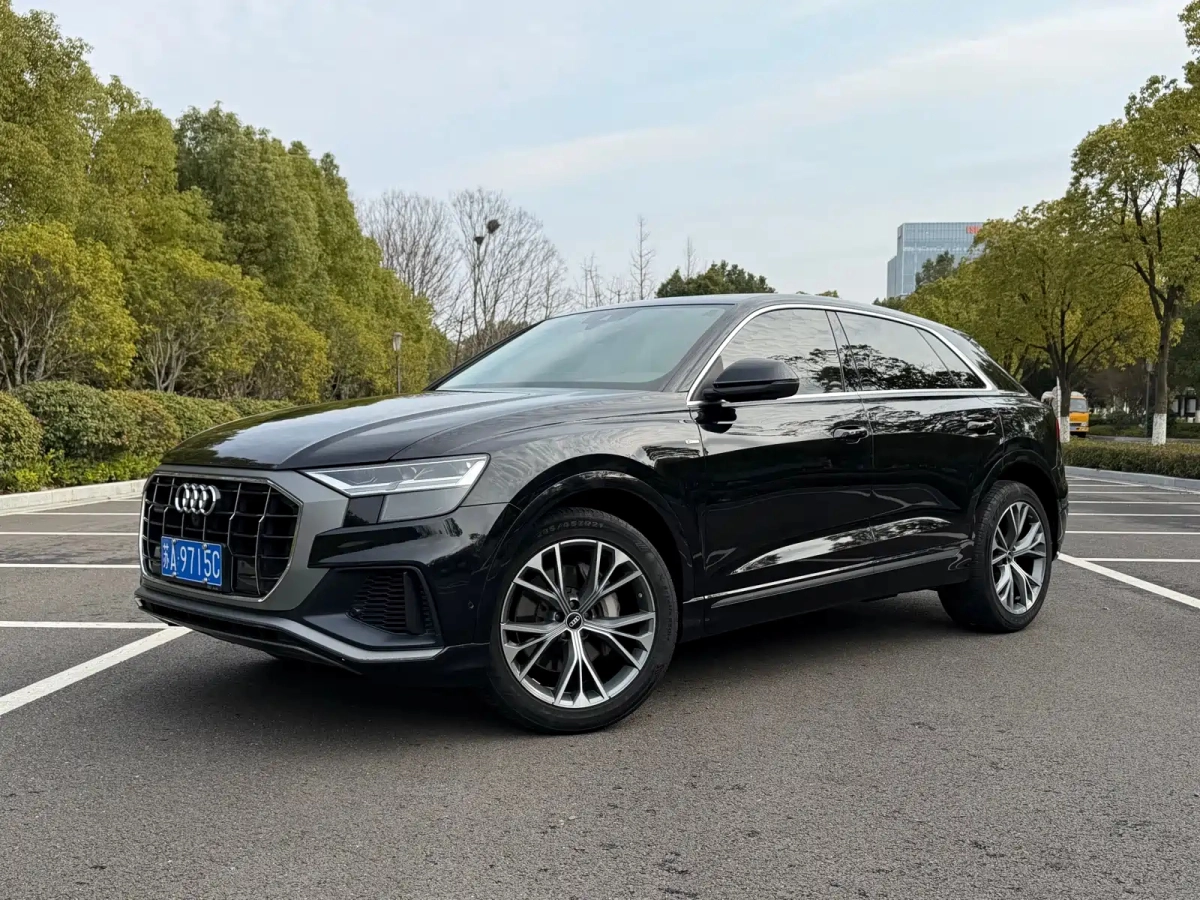 AUDI Q8  2021