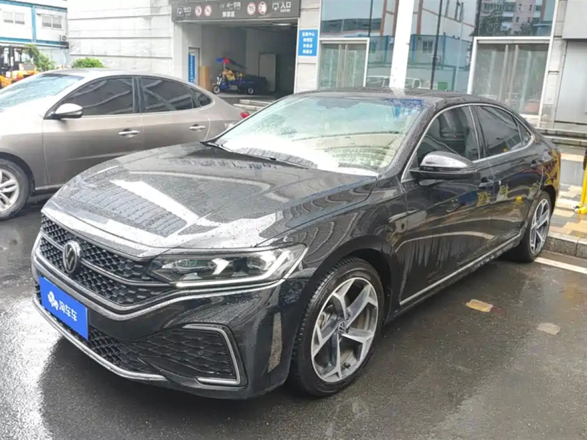 VOLKSWAGEN PASSAT  2024