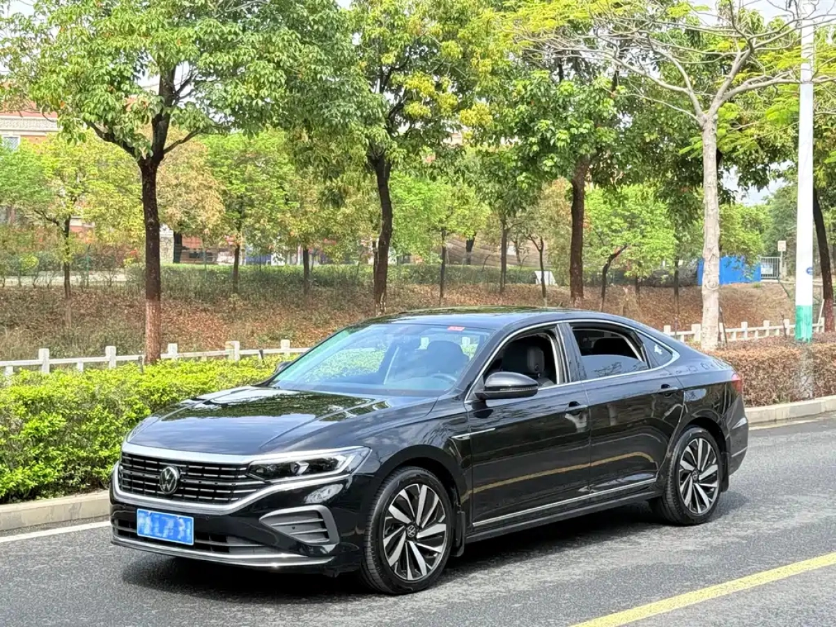 VOLKSWAGEN PASSAT  2024
