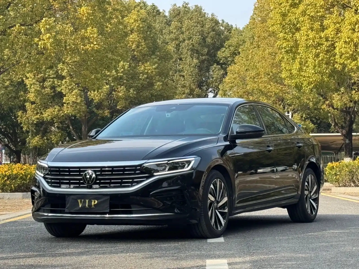VOLKSWAGEN PASSAT  2023