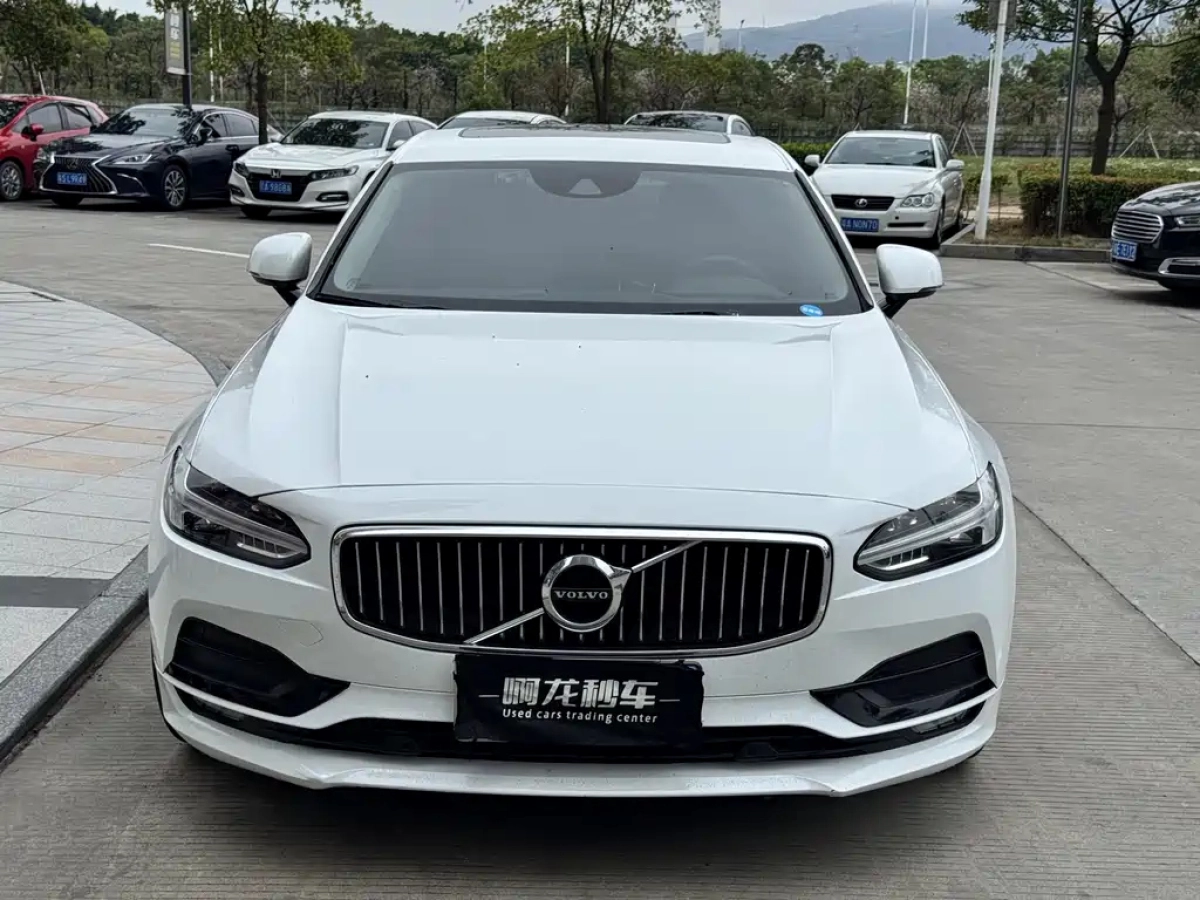 VOLVO S90