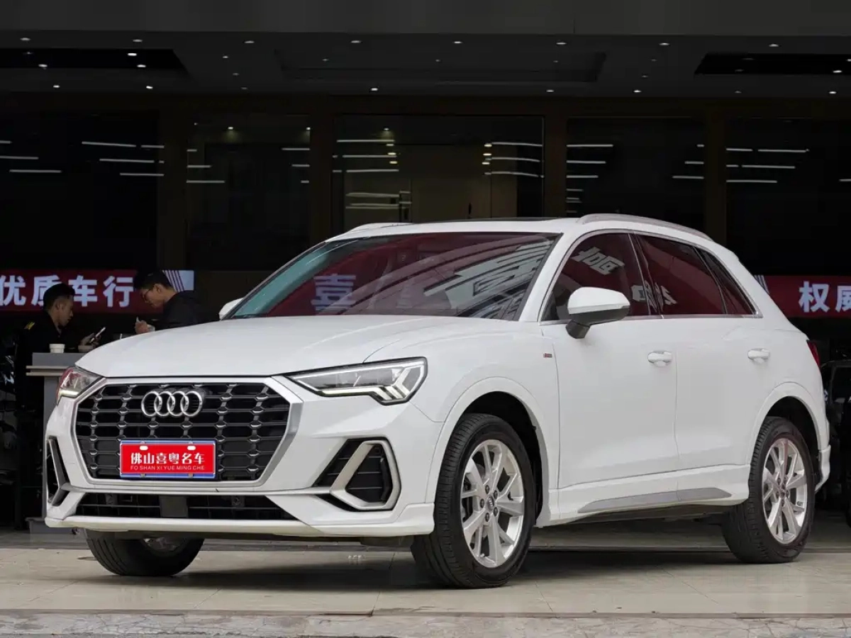 AUDI Q3