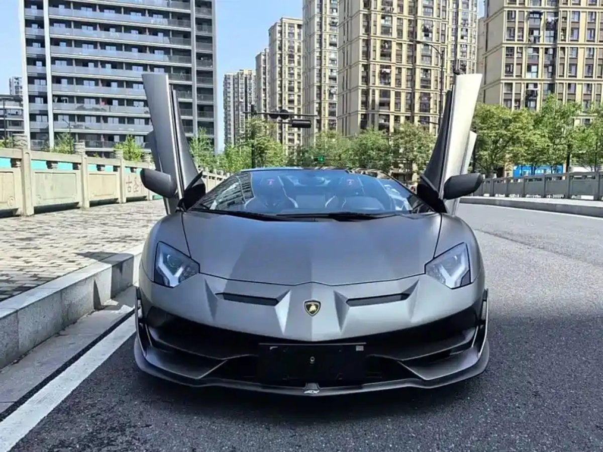 LAMBORGHINI AVENTADOR
