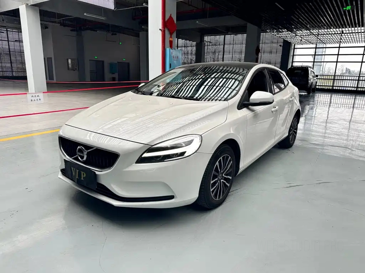 VOLVO V40  2019