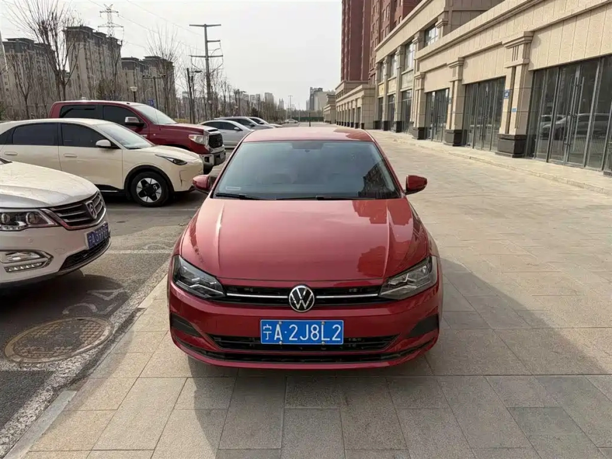 VOLKSWAGEN POLO