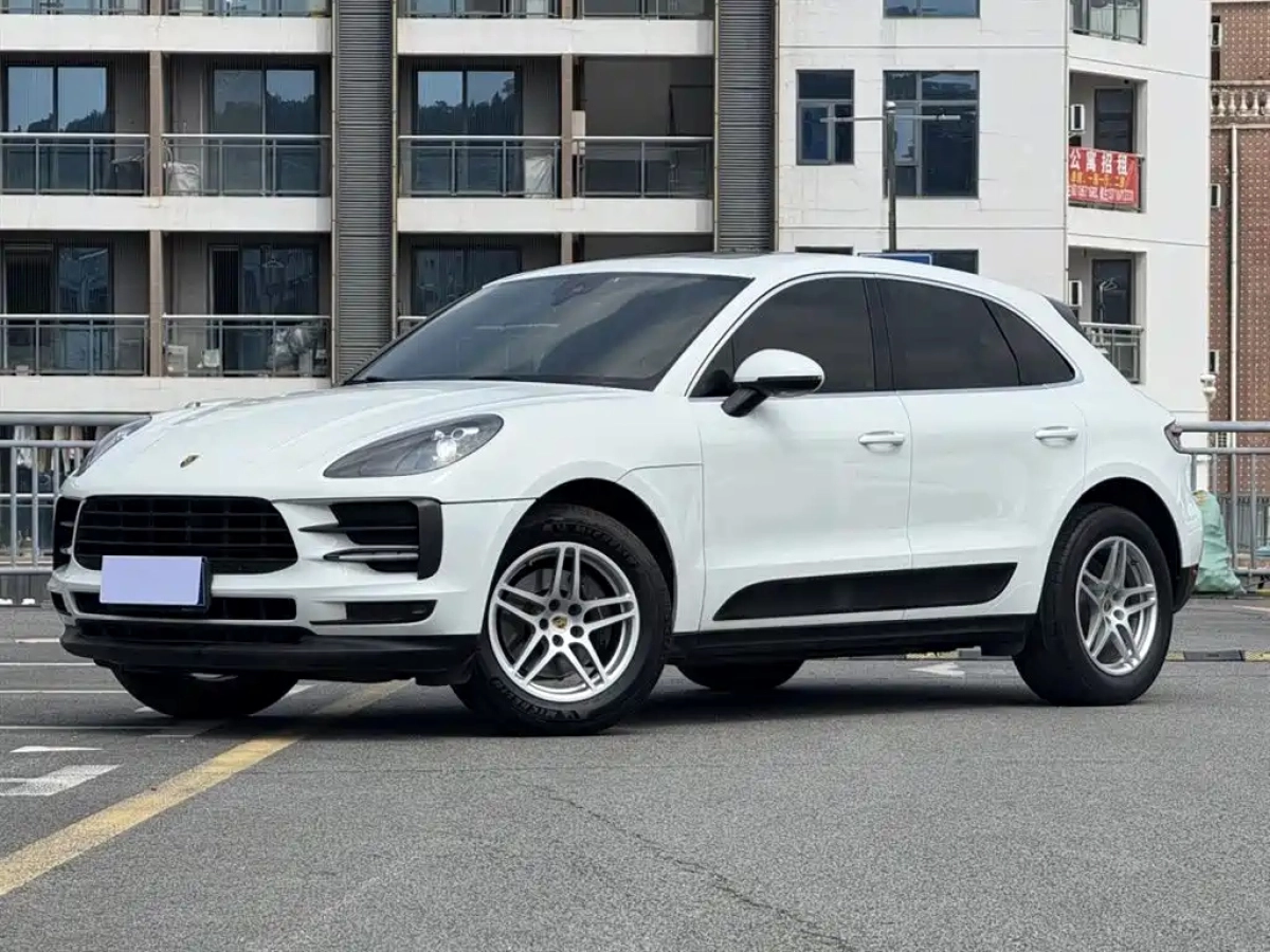 PORSCHE MACAN