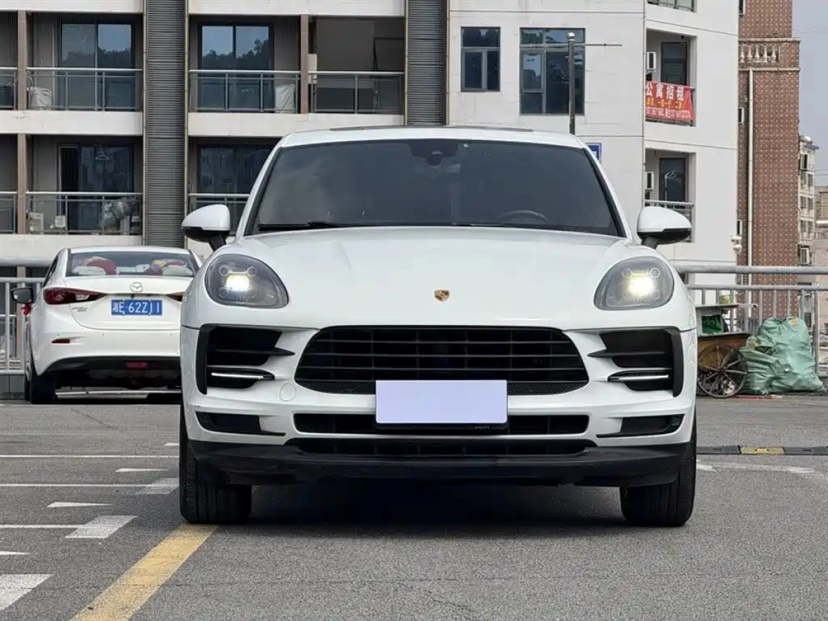 PORSCHE MACAN