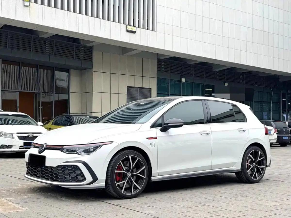 VOLKSWAGEN GOLF GTI  2025