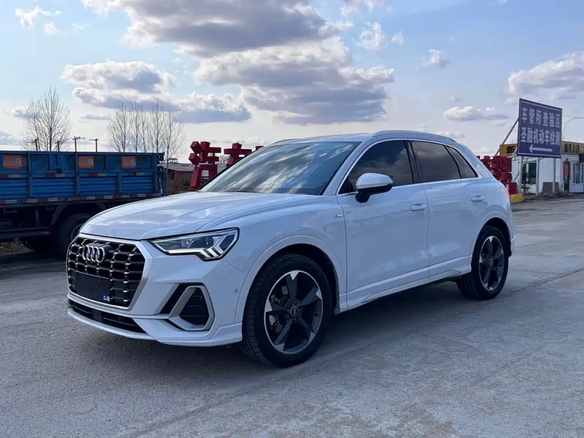 AUDI Q3