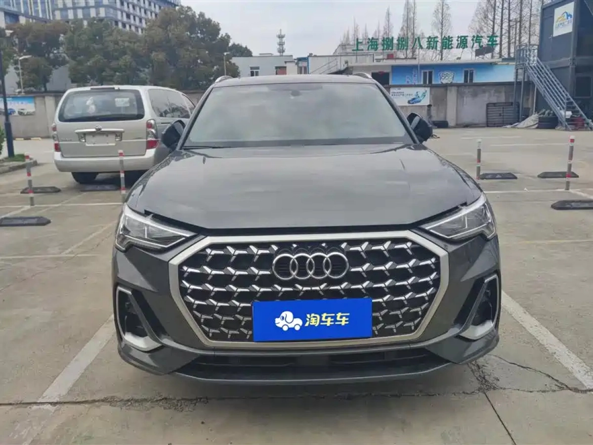 AUDI Q3