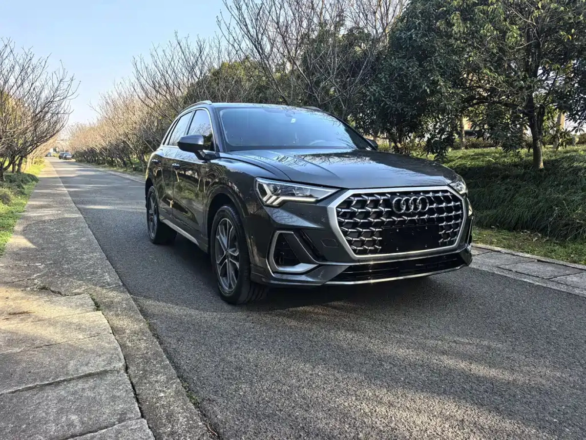 AUDI Q3