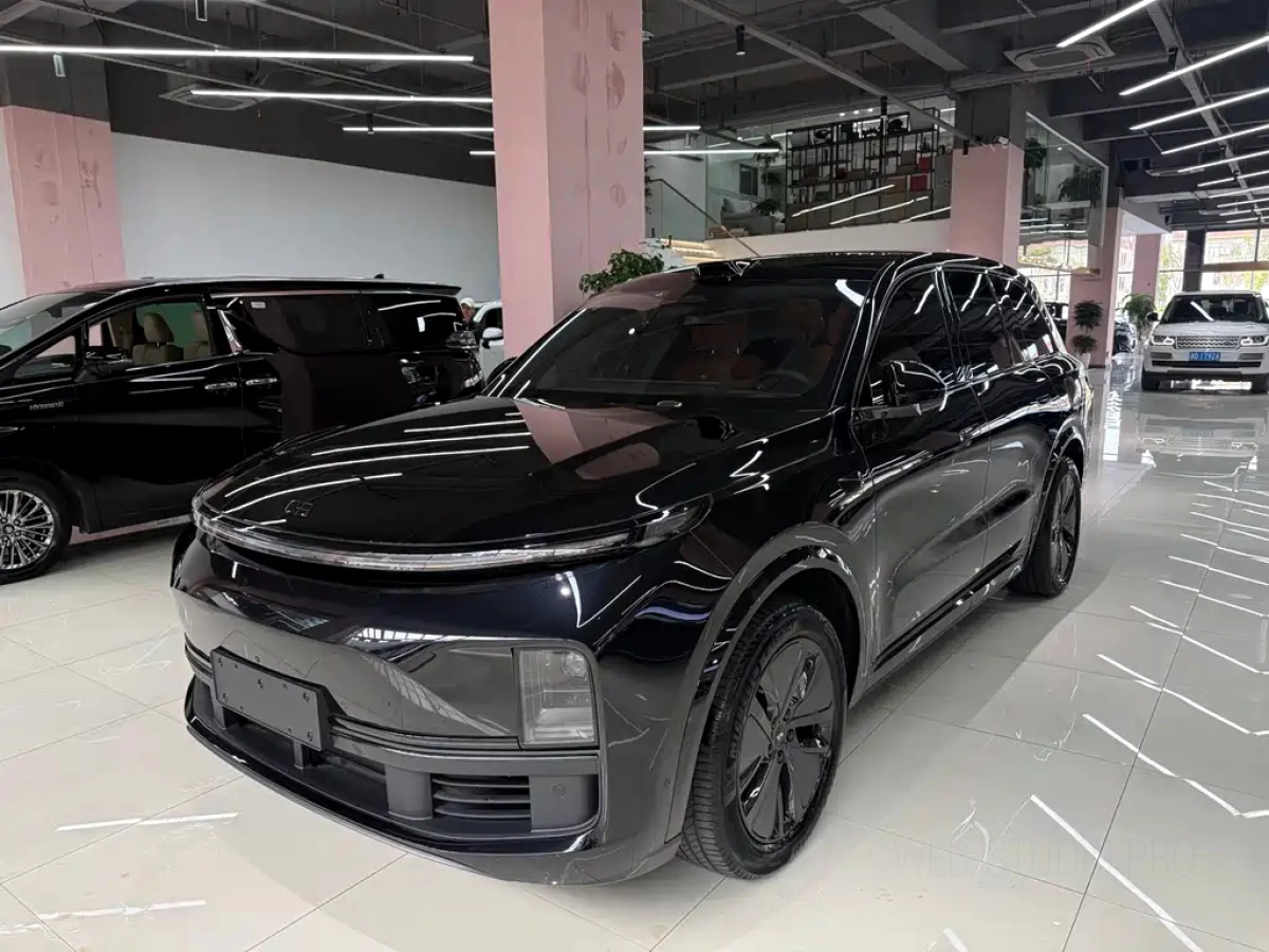 LI AUTO L8  2025