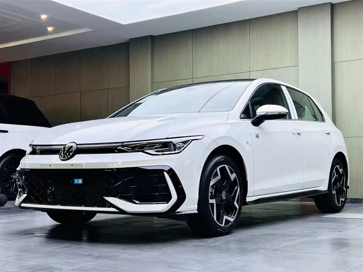 VOLKSWAGEN GOLF  2026