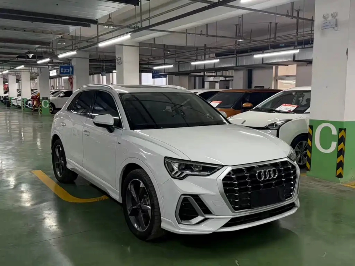 AUDI Q3