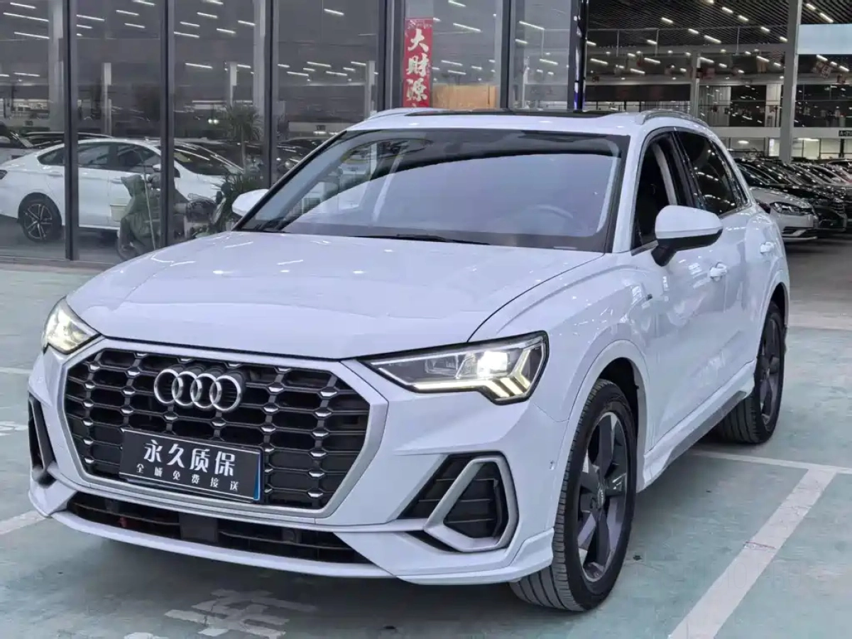 AUDI Q3