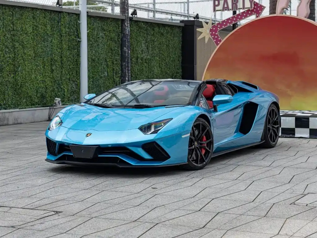 LAMBORGHINI AVENTADOR