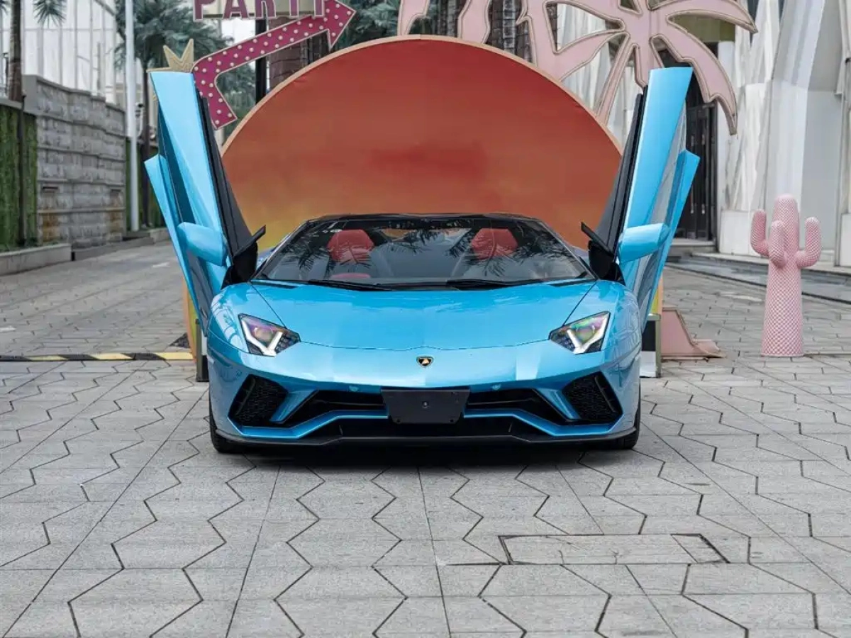 LAMBORGHINI AVENTADOR
