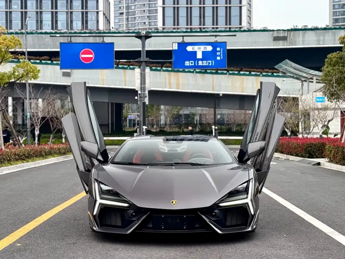 LAMBORGHINI REVUELTO  2025