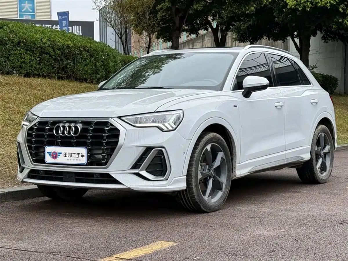 AUDI Q3