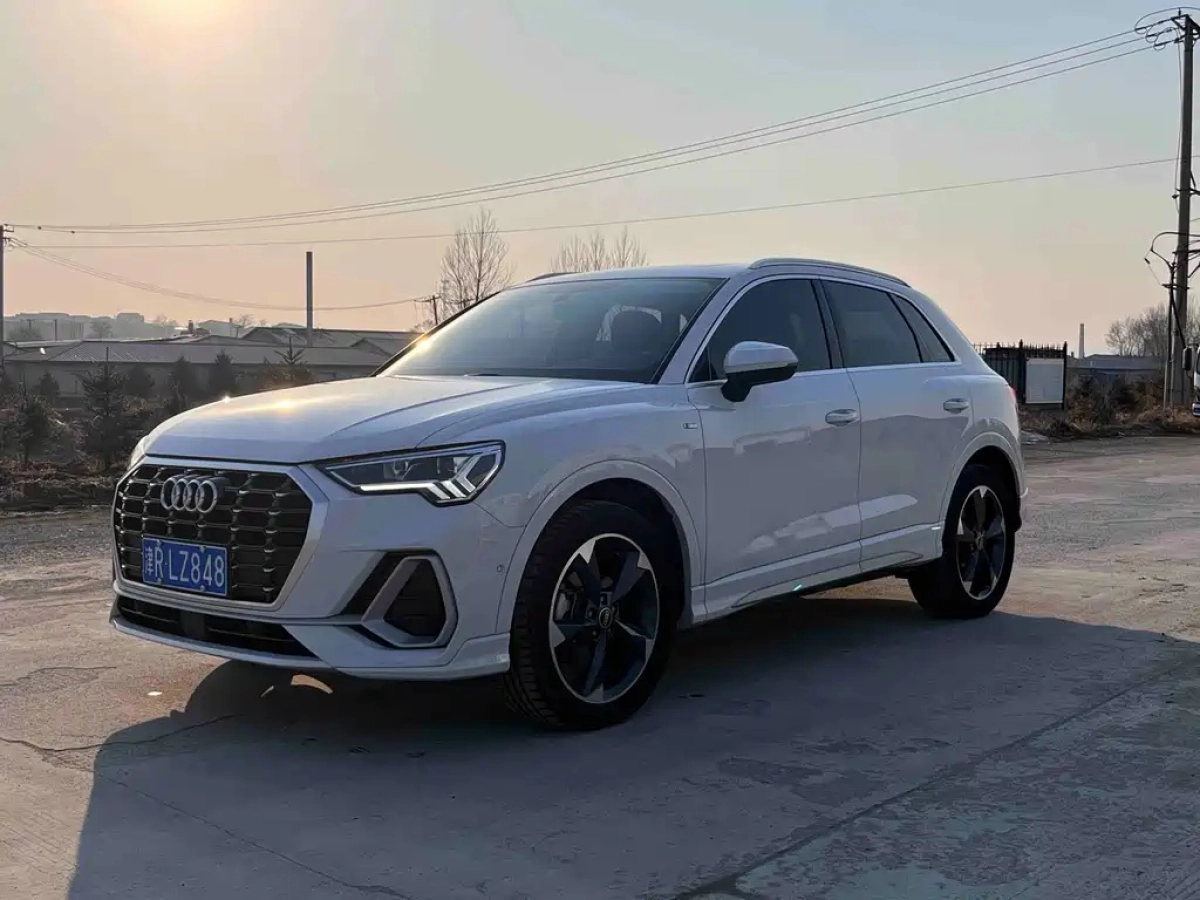 AUDI Q3