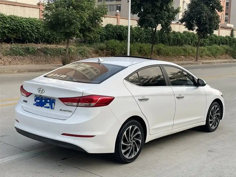 HYUNDAI ELANTRA