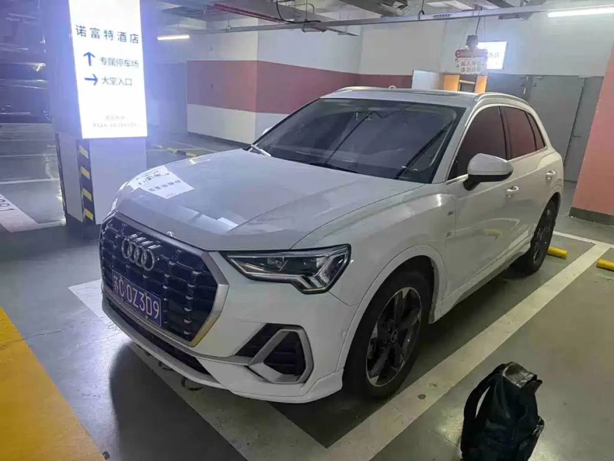 AUDI Q3
