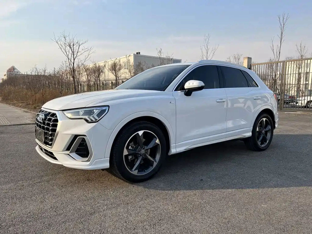 AUDI Q3