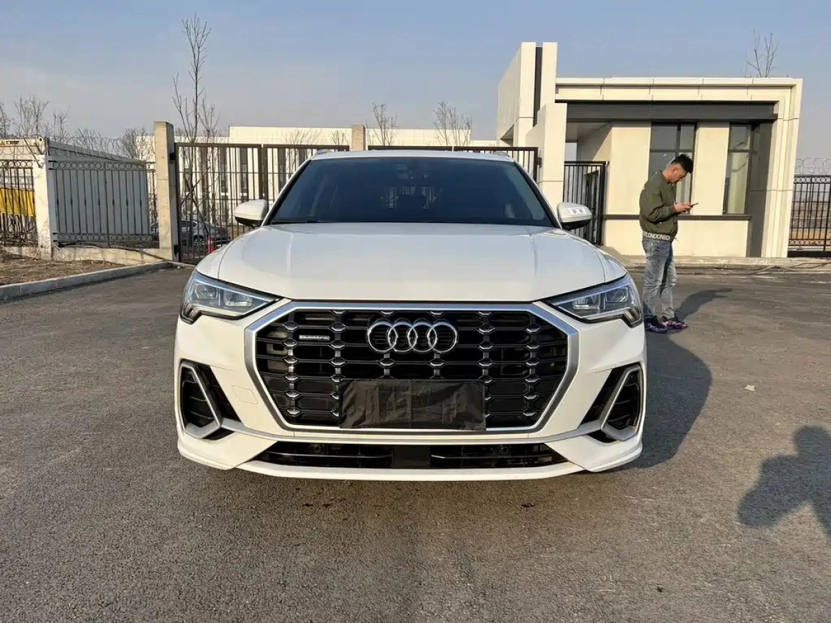 AUDI Q3