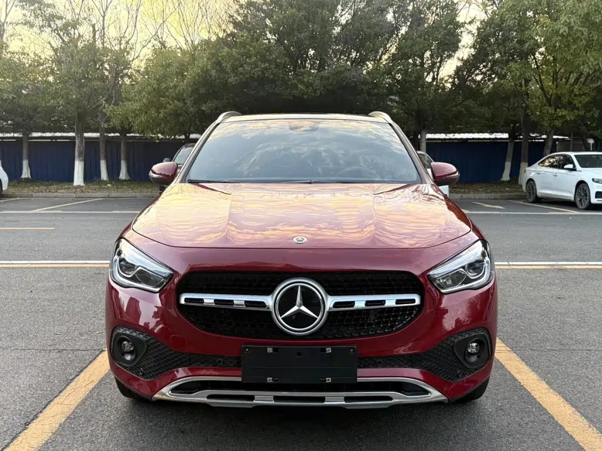 MERCEDES-BENZ GLA