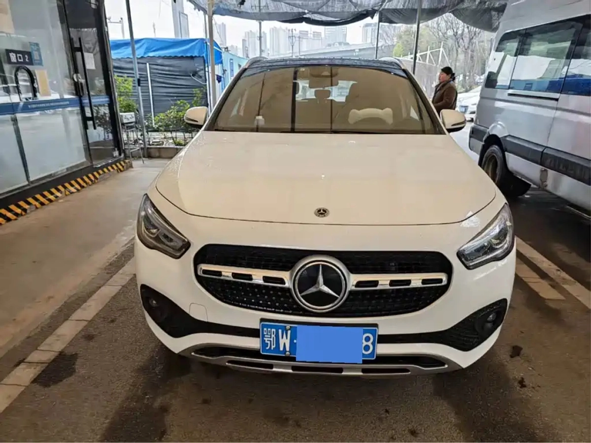 MERCEDES-BENZ GLA