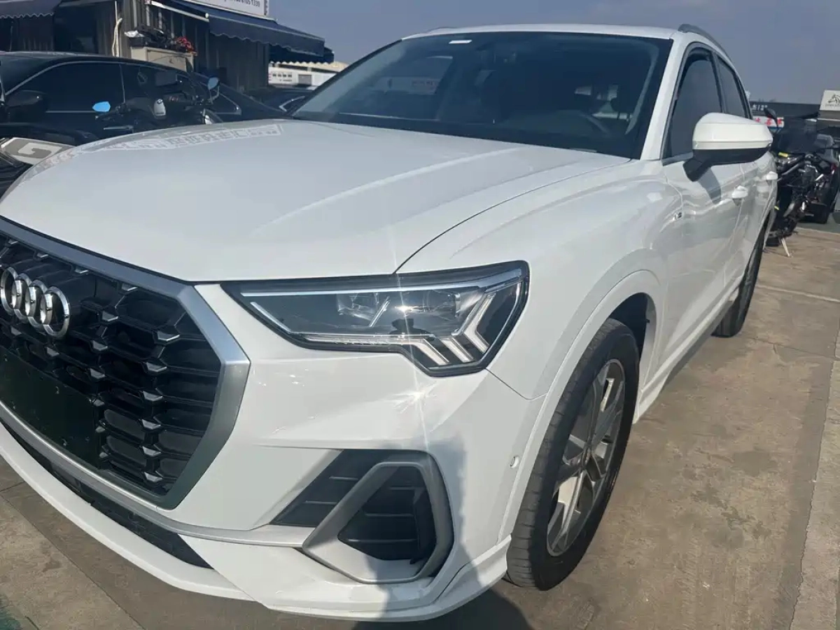 AUDI Q3