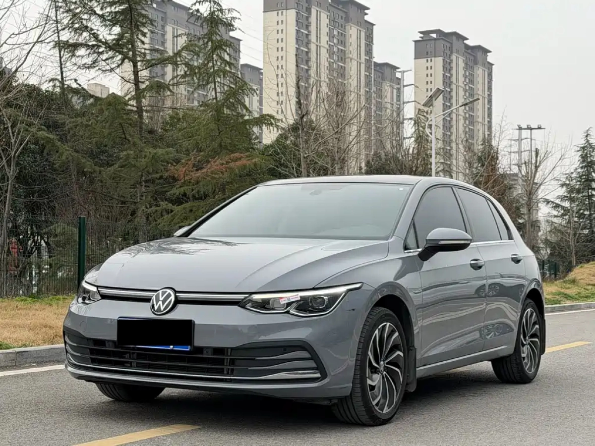 VOLKSWAGEN GOLF  2024