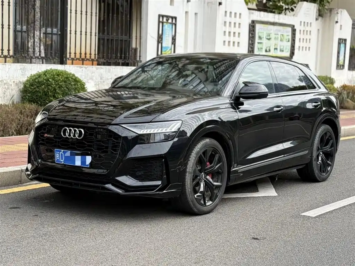 AUDI Q8  2021