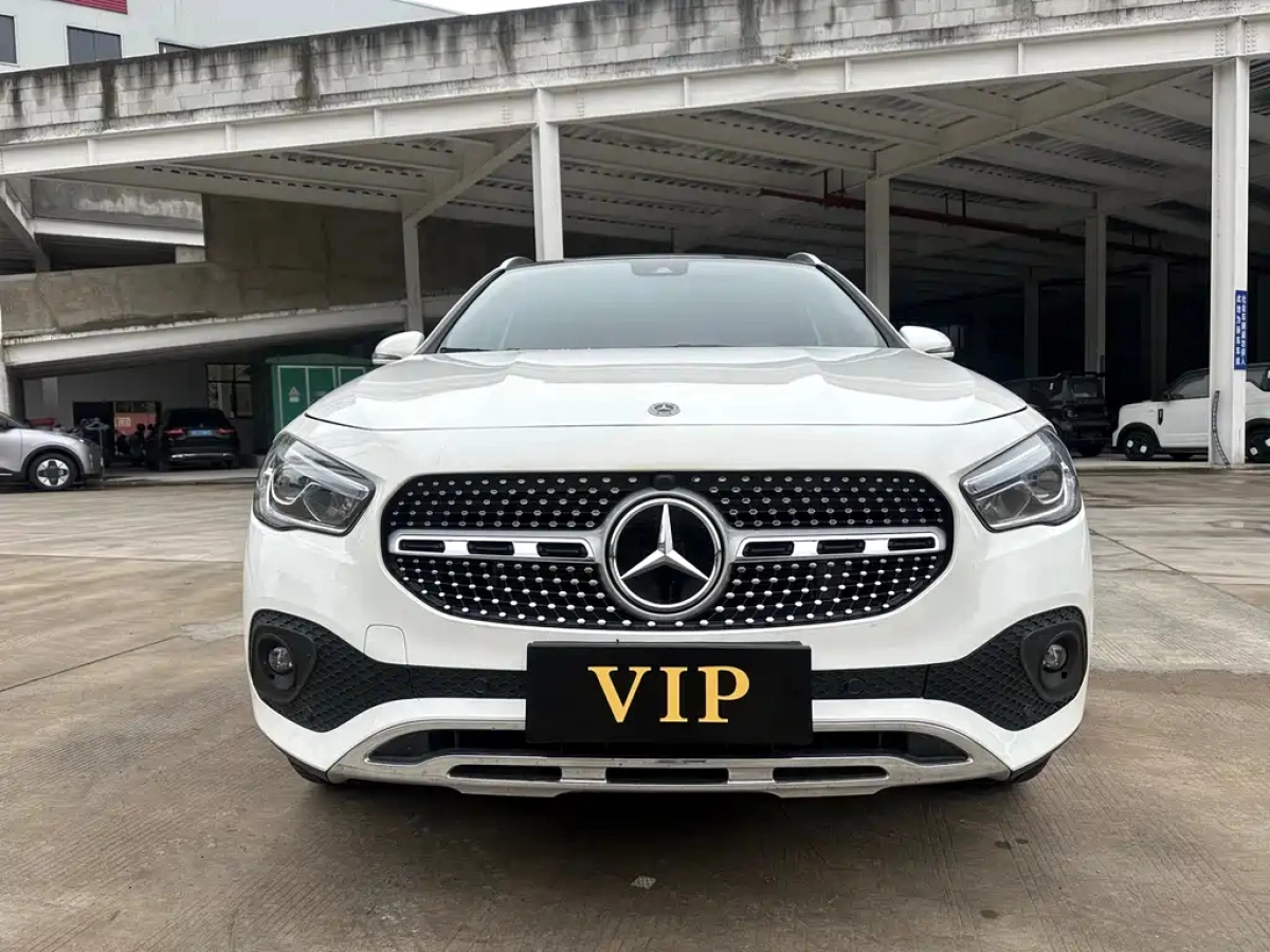 MERCEDES-BENZ GLA
