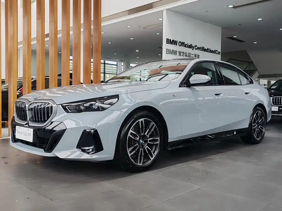 BMW 5 SERIES IMPORT  2025