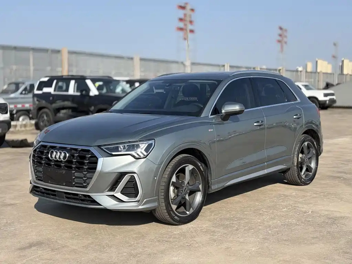 AUDI Q3  2022