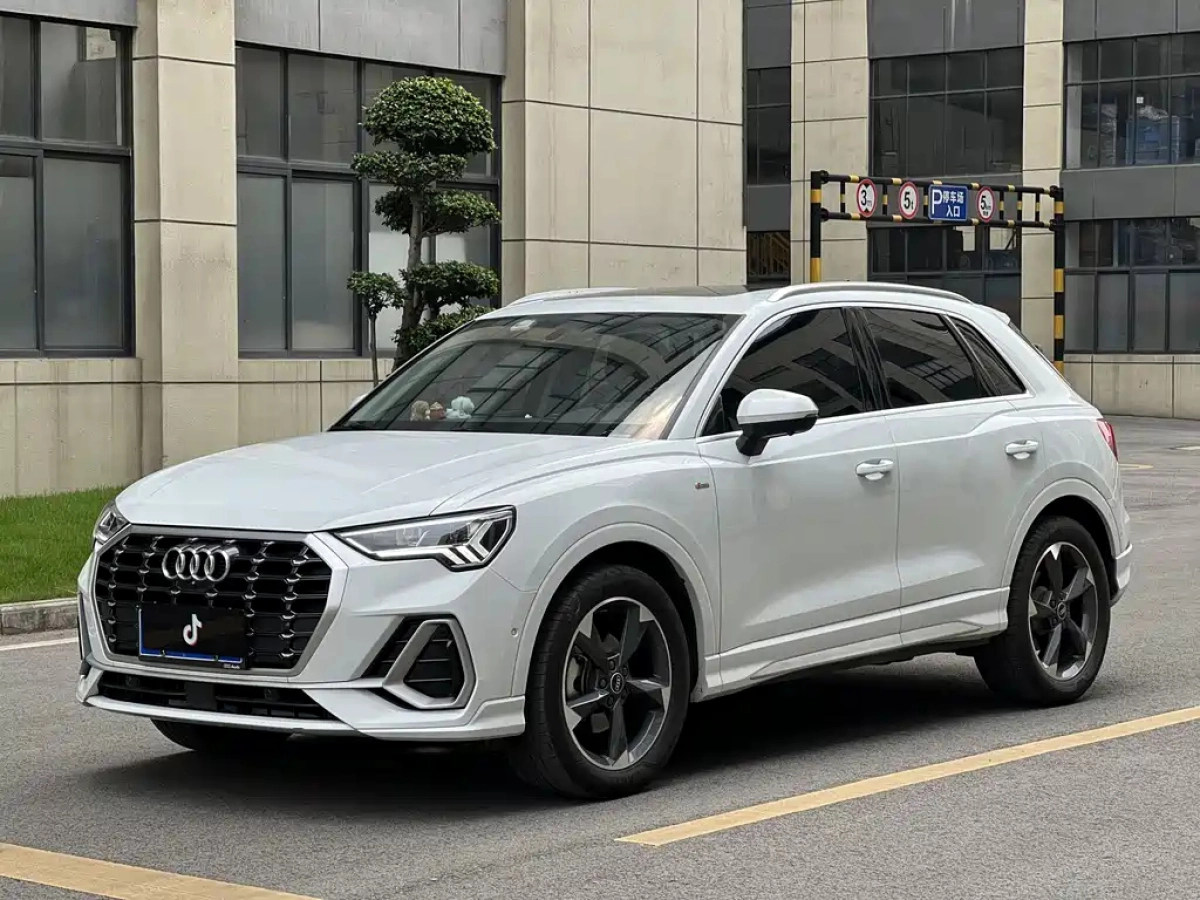 AUDI Q3  2022