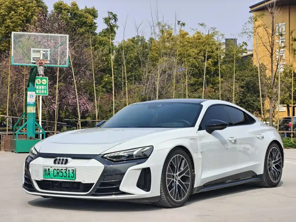 AUDI E-TRON GT  2024
