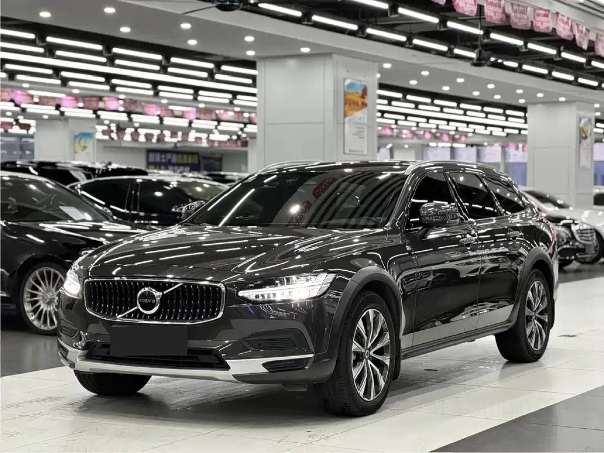 VOLVO V90  2024
